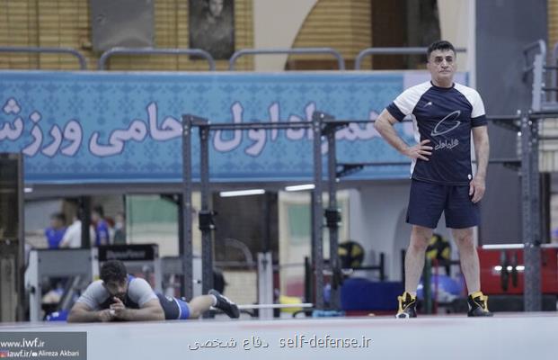 تشویق دلاری ملی پوشان كشتی فرنگی توسط محمد بنا
