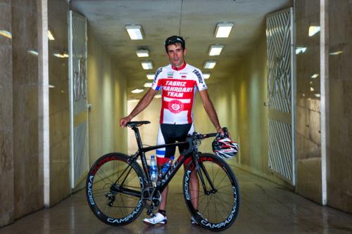 ملی پوش شدن رکابزن ۴۸ ساله ضعف ورزش را نشان میدهد