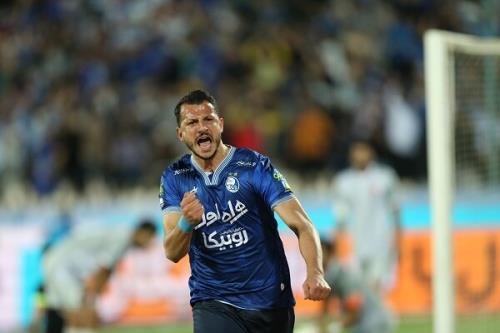مهاجم استقلال یک فصل دیگر ماندنی شد